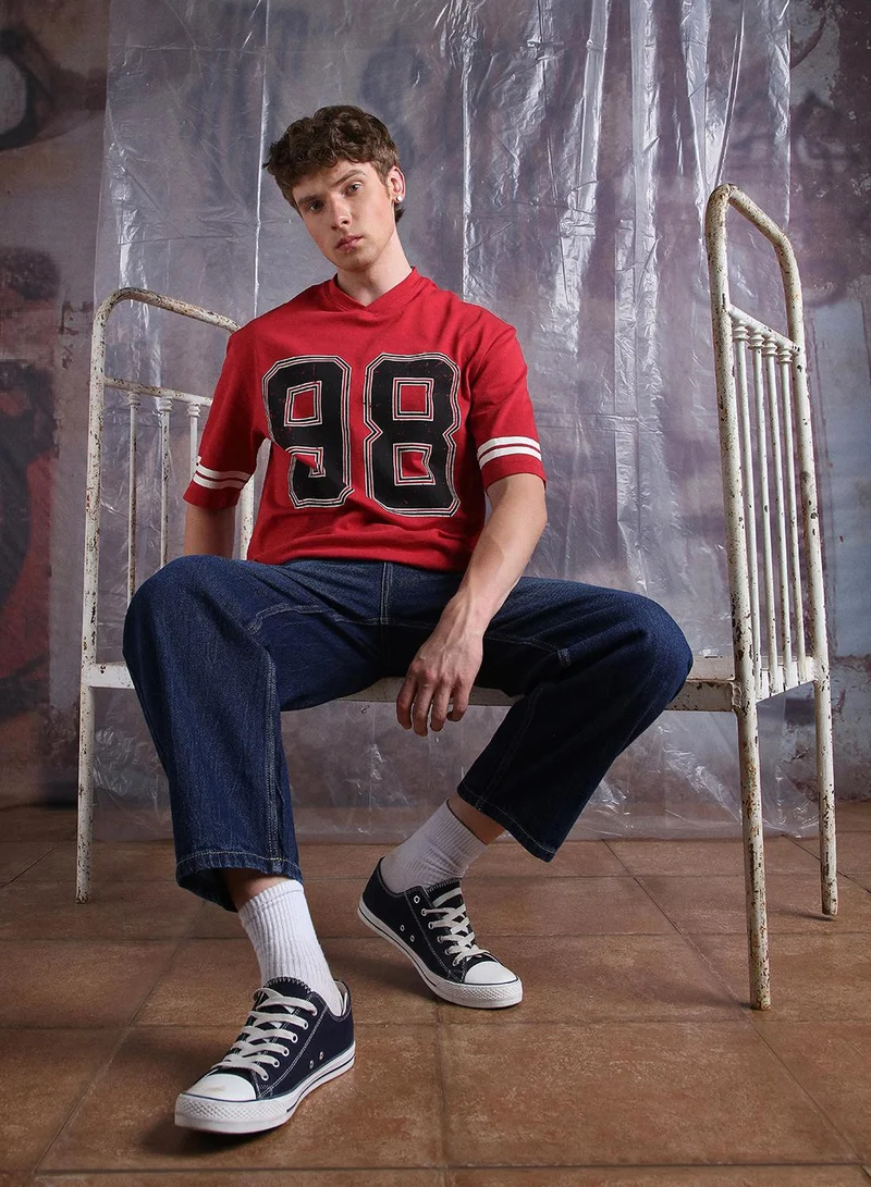 هوبرهولمي تيشيرت رجالي هولمر بطبعة جرافيك وياقة على شكل حرف  وقصة واسعة